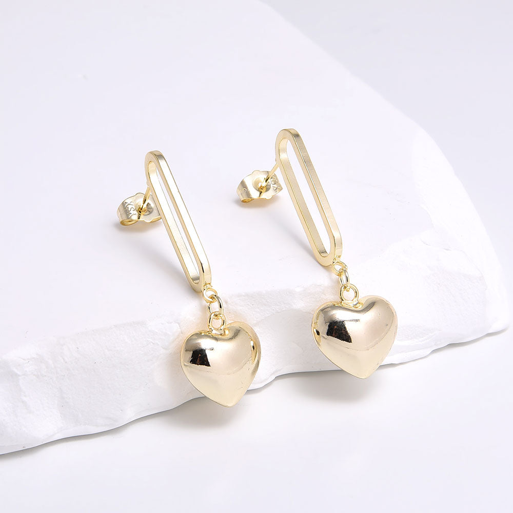 Aretes con dije de corazón y silueta ovalada